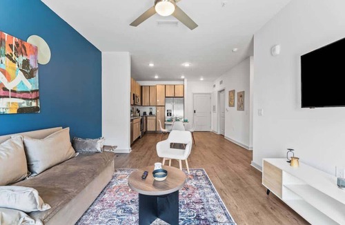 Bay Lake Apartment | King Apt w/Pool View & Gym Pet Friendly Near Parks