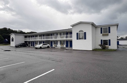 Hampton Apartment | King Bed Accessible Non-Smoking