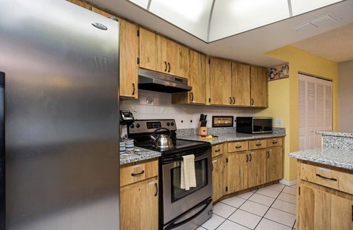 Citrus Park House | King Bed, Relaxing Getaway, Hot Tub, Pool Table, Ping Pong & Private Yard!