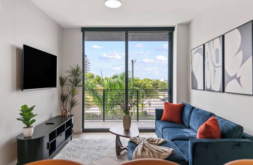 South Corals Apartment | King Bed, Stocked Kitchen, Pickleball Court, Resort Pool, Gym, Minutes to Beach