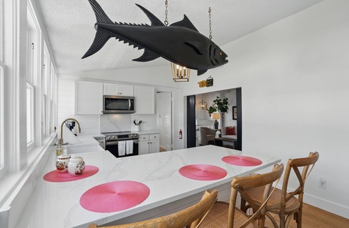Old Naples Apartment | King Bedrooms, Two Blocks to Gulf, Shopping, and Dining in Old Naples