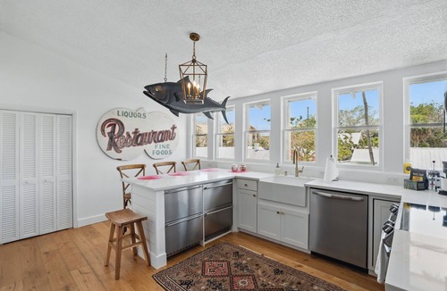 Old Naples Apartment | King Bedrooms, Two Blocks to Gulf, Shopping, and Dining in Old Naples