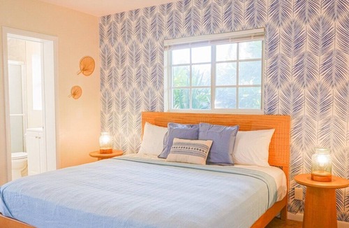 Palm Beach Shores Apartment | King Beds, Walk to Restaurants, Beach, Gym! Spacious, updated condo!