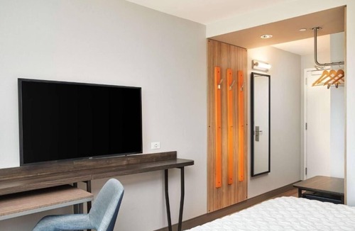 Dania Beach Hotel | King Room | Near Fort Lauderdale Beach & Airport