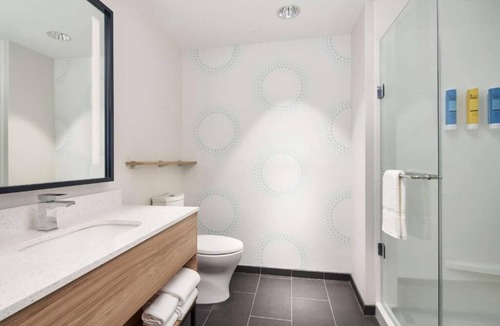 Dania Beach Hotel | King Room | Near Fort Lauderdale Beach & Airport