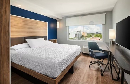 Dania Beach Hotel | King Room | Near Fort Lauderdale Beach & Airport