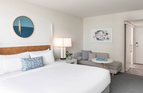 Singer Island Hotel | King Size Bed w/On-site Pool | Intracostal Views