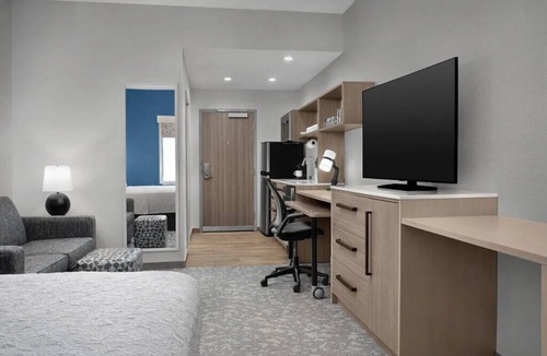 Weston Hotel | King Studio | BBQ, Outdoor Pool | 1.8 mi to Weston Town Center Shops + Breakfast