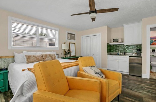 Safety Harbor Hotel | King Suite in DT: Self check-in & free WIFI