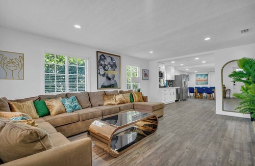 Allapattah Villa | La Pergola Villa | 7 BR | Pool+Hot Tub | Location