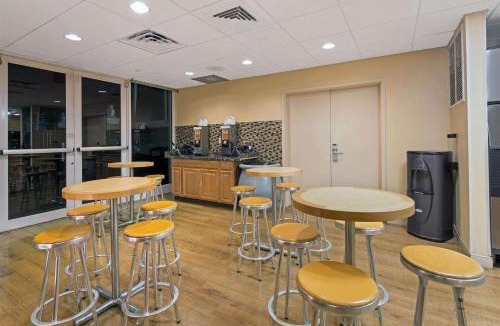 Sunrise Hotel | La Quinta Inn & Suites by Wyndham Sunrise