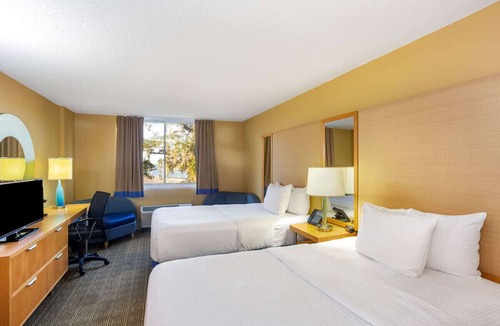 Newtown Hotel | La Quinta Sarasota 2 Double Breakfast, Gym&Pool