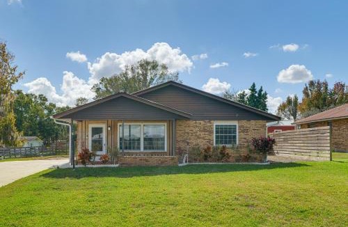 Sebring House | Lake Jackson Retreat w/Lanai & Large Yard!