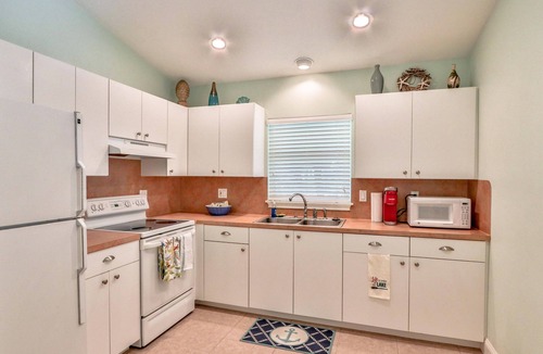 Sebring House | Lake Retreat in Downtown Sebring 2/1 house with lake access on a secluded street