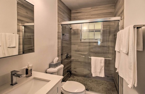 South Palm Park Neighborhood Association Apartment | Lake Worth Apt w/Ocean View ~1 Mile to Beach!