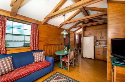 Seminole Cabin | Lakefront Cabin #403, 10mins to Beach/Pet Friendly/Prime Location/BOOK TODAY