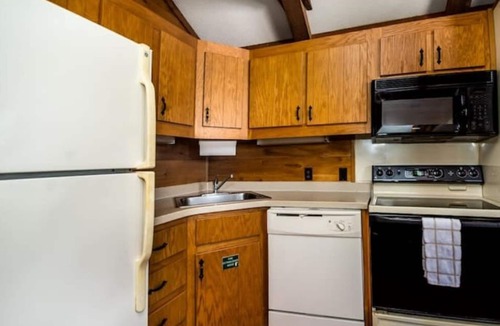 Seminole Cabin | Lakefront Cabin #405, 10mins to Beach/Dog Friendly/Prime Location/BOOK TODAY