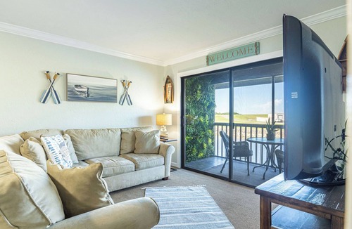 Clewiston Apartment | Lakefront Condo in Clewiston Heated Pool Fishing Paradise Sleeps 4