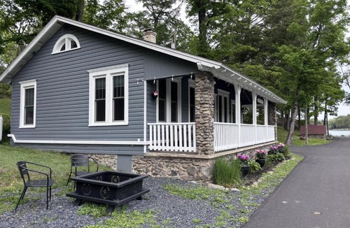 Saylorsburg House | Lakefront Couples Retreat in the Poconos