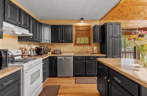 New Milford House | Lakefront Home, Fast WiFi + Workspace, ideal for weeklong family friendly stays