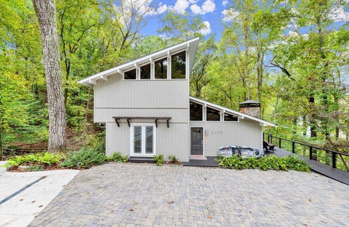 Gainesville House | Lakefront Luxury Cabin Retreat with Jacuzzi & Party Dock