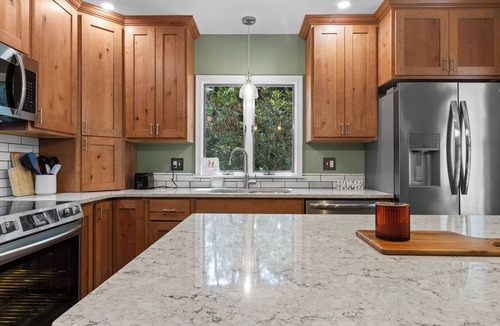 Pine Grove House | Lakefront Retreat,Sleeps 8, Kayaks & Fishing