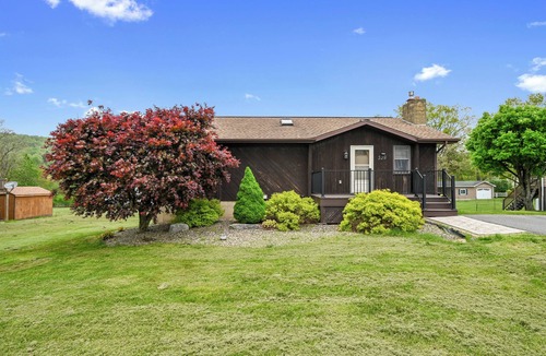 White Haven House | LAKEFRONT w/HOT TUB/GAME ROOM/FIREPIT/5 MIN TO SKI/sleeps 12/Pet Friendly