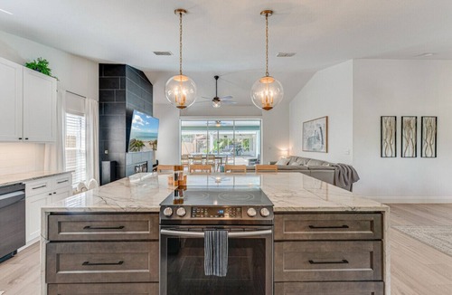 Palm Harbor House | Lakeside Oasis: Your Private Pool Escape at Tarpon Springs Lake