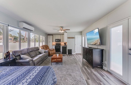 Palm Harbor House | Lakeside Oasis: Your Private Pool Escape at Tarpon Springs Lake