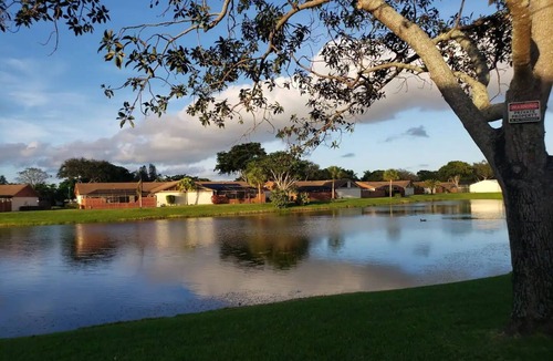 Greenacres House | LakeView 3/2 Single Family Home up to 6 people