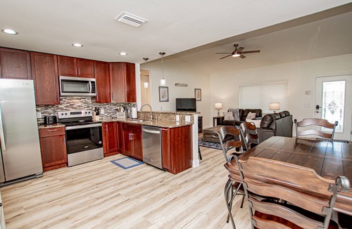 Brandon House | Lakeview Family Retreat | Pet Friendly | Lanai & Fenced Yard | Near Tampa & Brandon
