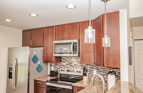 Brandon House | Lakeview Family Retreat | Pet Friendly | Lanai & Fenced Yard | Near Tampa & Brandon