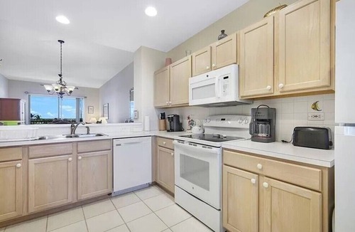 Tropical Cove Condo | Lakeview Haven at Lexington CC Lake Village