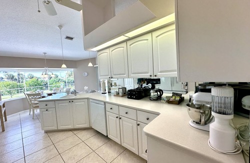 Broadmoor House | Lakeview Villa – Heated Pool, South-Facing Lakefront, Winter Sun & Golf!