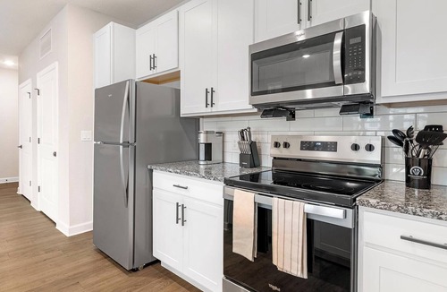 Port Malabar Apartment | Landing | Amazing 1BD, Gym, Pool
