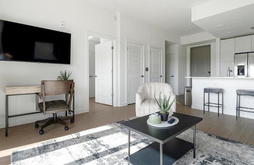 Biggar Apartment | Landing Beautiful 1BD Pool Gym