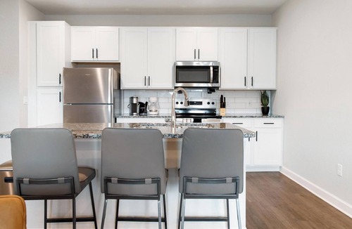 Port Malabar Apartment | Landing | Beautiful 1BD, Pool, Gym