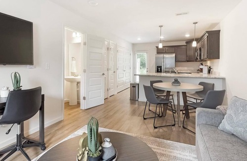 Lyman Apartment | Landing | Beautiful 2BD, Gym, Pool