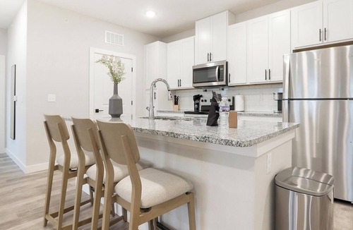 Beaufort Apartment | Landing | Chic 2BD, Gym