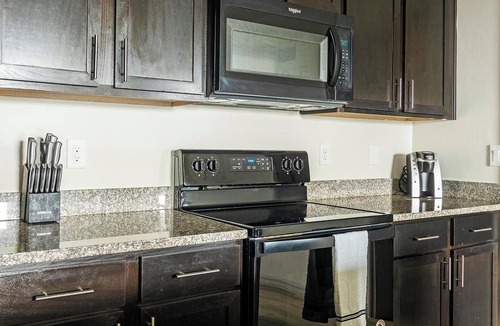 Eastwood Village Apartment | Landing | Incredible 2BD, Tennis Court