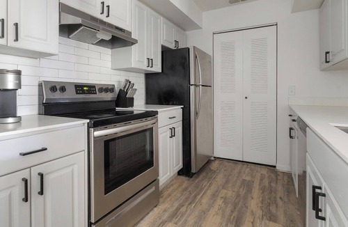 Fruitville Apartment | Landing | Modern 2BD, Clubhouse, Gym