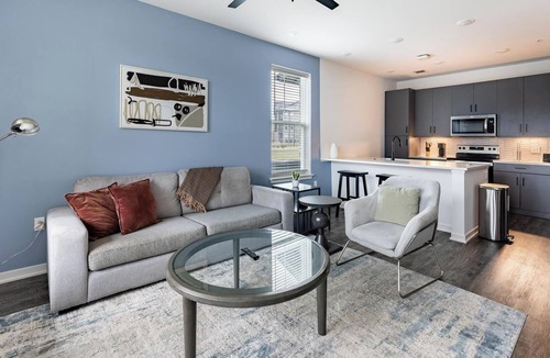 Coraopolis Apartment | Landing | Modern 2BD, Courtyard, Gym