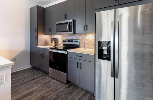 Coraopolis Apartment | Landing | Modern 2BD, Courtyard, Gym