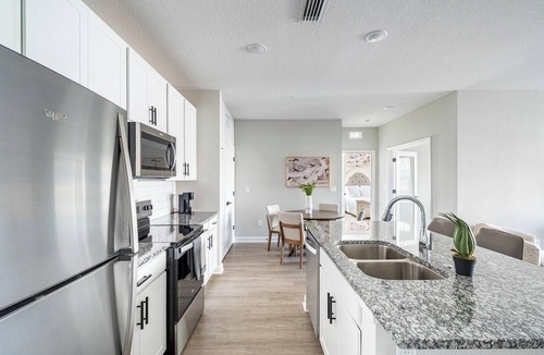 Port Malabar Apartment | Landing | Modern 2BD, Gym, Pool