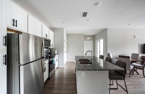 Port Malabar Apartment | Landing | Modern 2BD, Gym, Pool