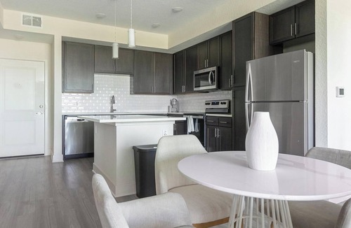 Palmetto Apartment | Landing | Modern 2BD, Yoga Studio, Pool