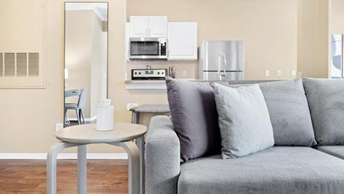 Pinellas Park Apartment | Landing Modern Apartment with Amazing Amenities (ID8612X34)