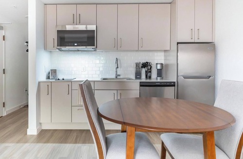 Golden Gate Apartment | Landing | Modern Studio, Yoga Studio, Courtyard