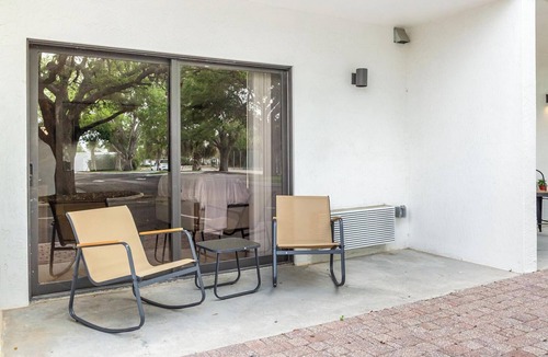 Golden Gate Apartment | Landing | Modern Studio, Yoga Studio, Courtyard