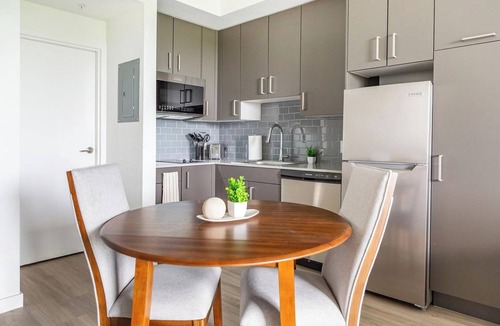 Golden Gate Apartment | Landing | Modern Studio, Courtyard, Yoga Studio